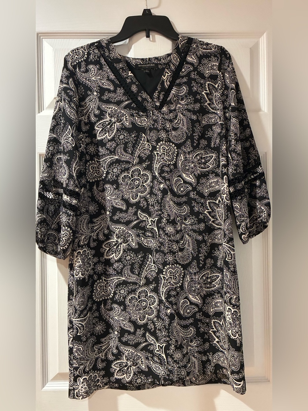 Banana Republic Black & White Paisley shift dress